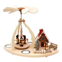Holz Tischpyramide, hochwertig, mit Szene "Winterfiguren & Haus verschneit" für 3 Teelichte 32 x 19,5 x 25 cm